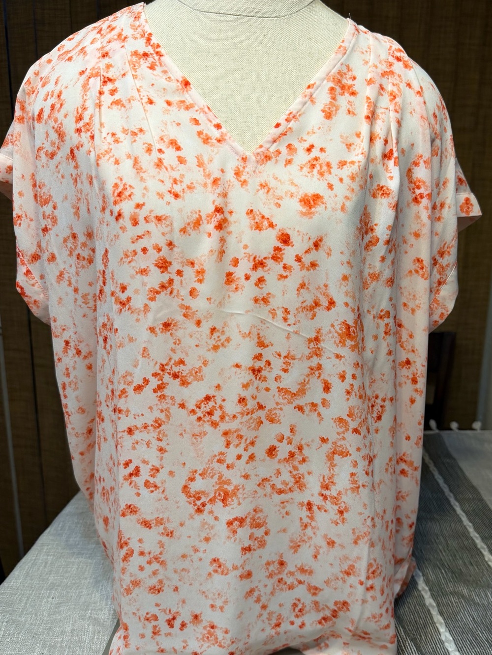 Simply Vera Vera Wang White V-Neck Blouse with Orange Floral Speckle